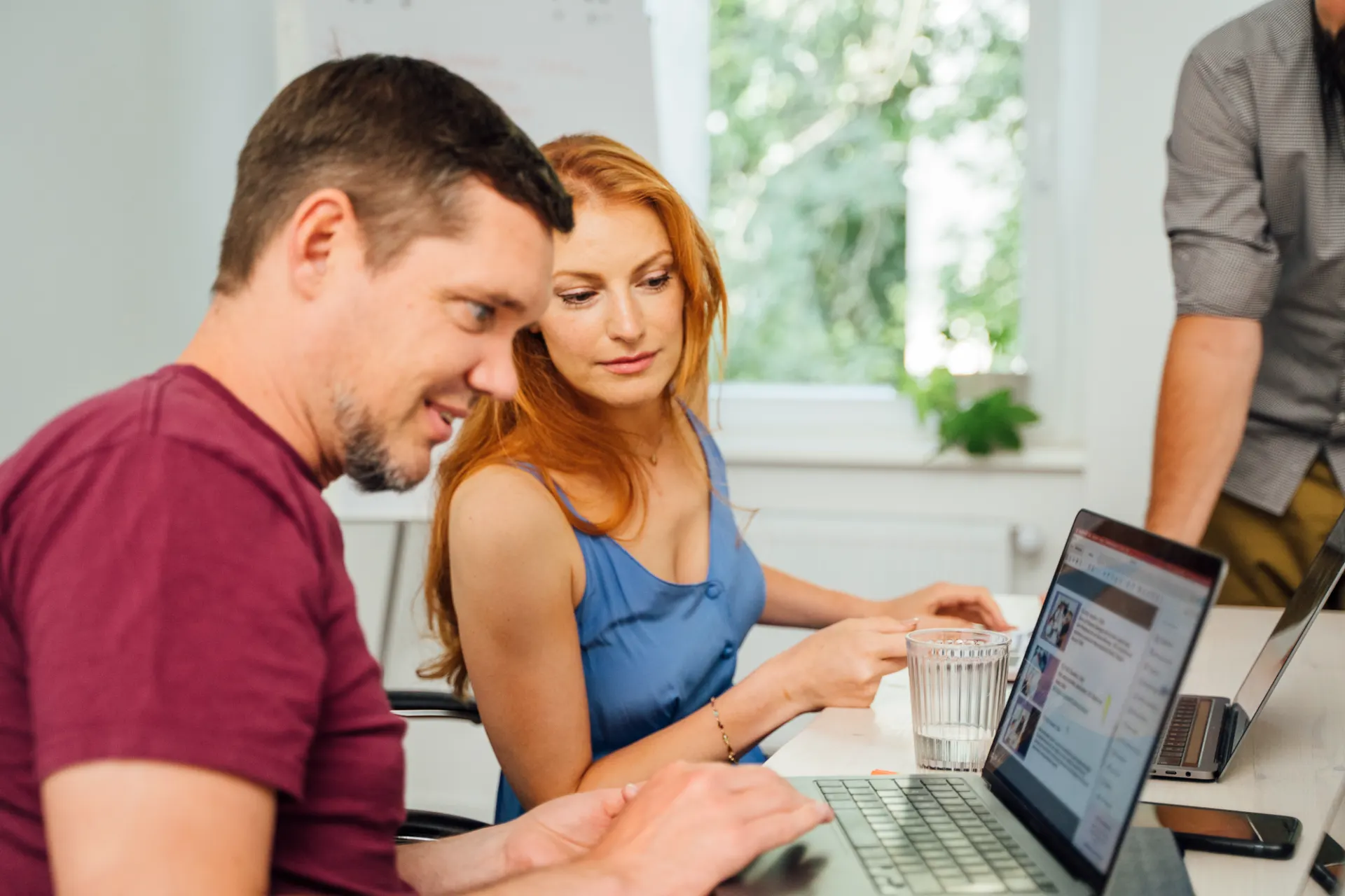 Team bespricht digitale Kundenkommunikation und Terminprozesse