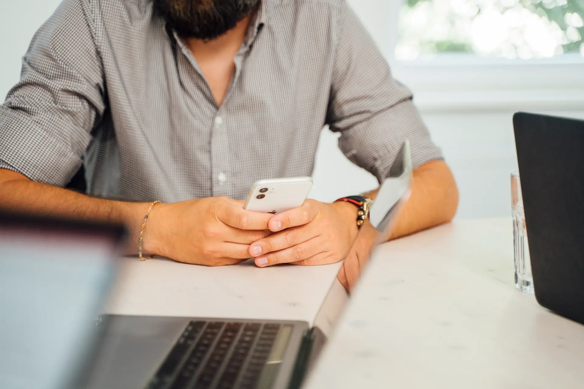 Smartphone und Laptop als Kanäle für telefonische Terminvereinbarung