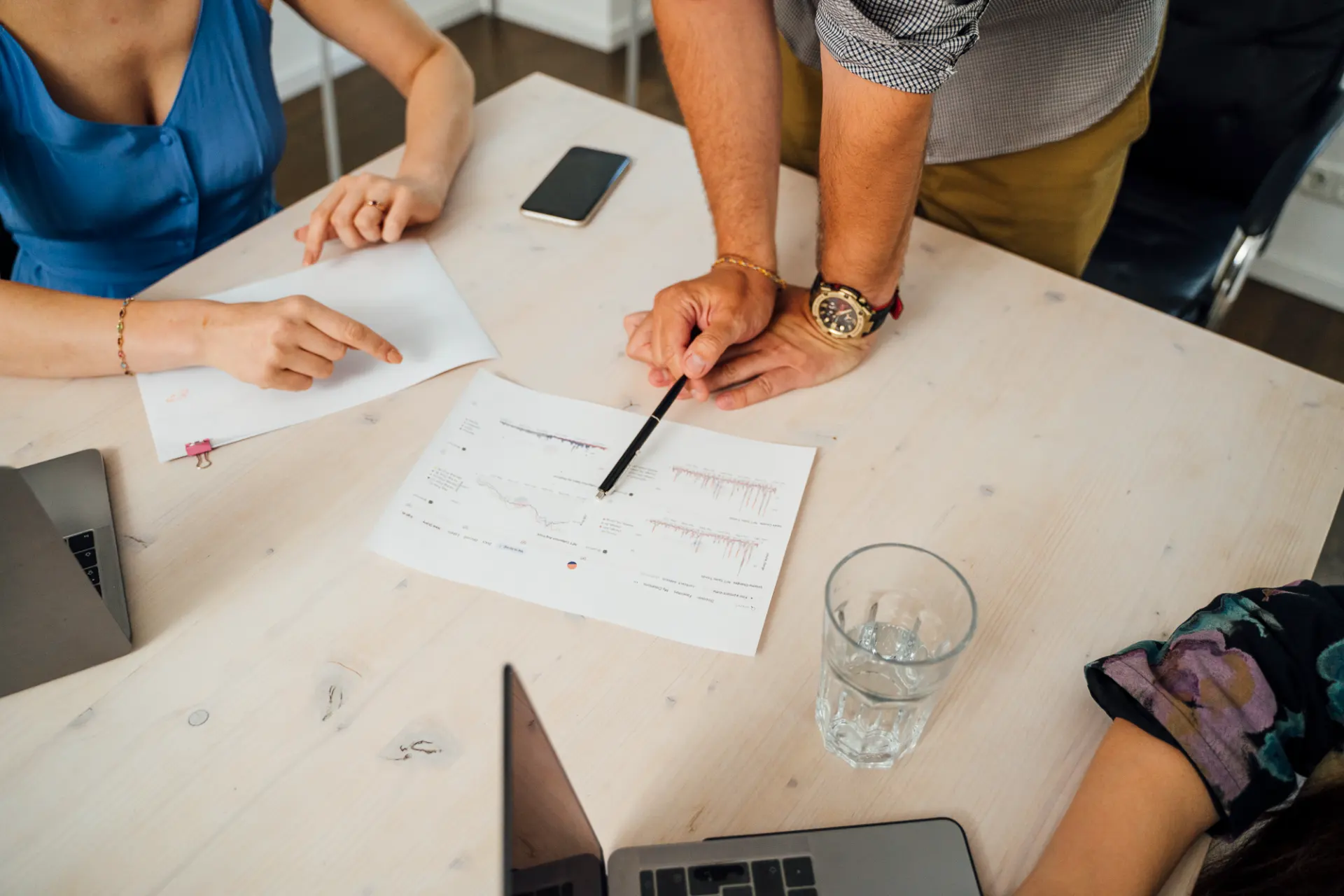 Planung eines Telefonworkflows mit Unterlagen und Notizen